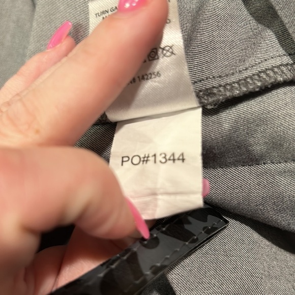 Figs Accra Limited Edition Graphite
Scrub Top 6 Pocket Feather Print - Picture 8 of 8